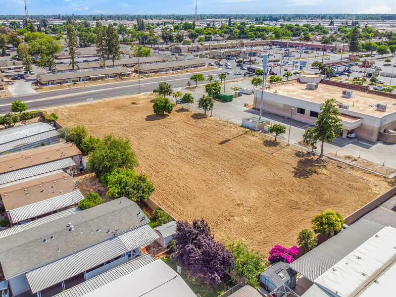 2740 W Ashlan Ave, Fresno, CA à vendre - Photo du bâtiment - Image 3 de 9