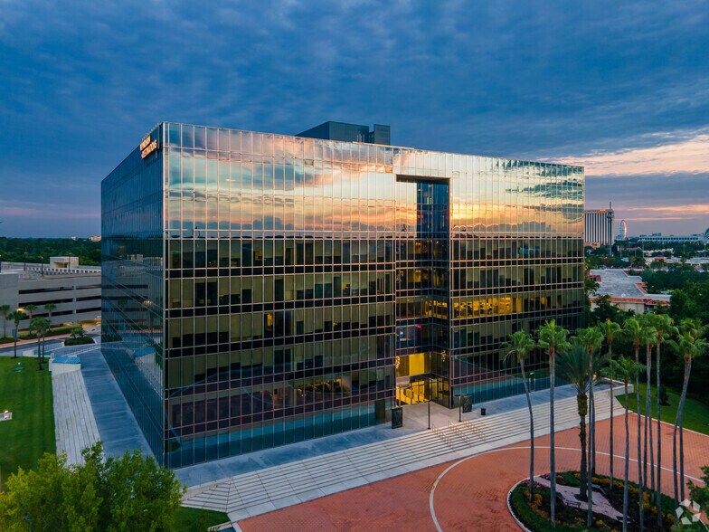 6277 Sea Harbor Dr, Orlando, FL à louer - Photo du bâtiment - Image 3 de 26