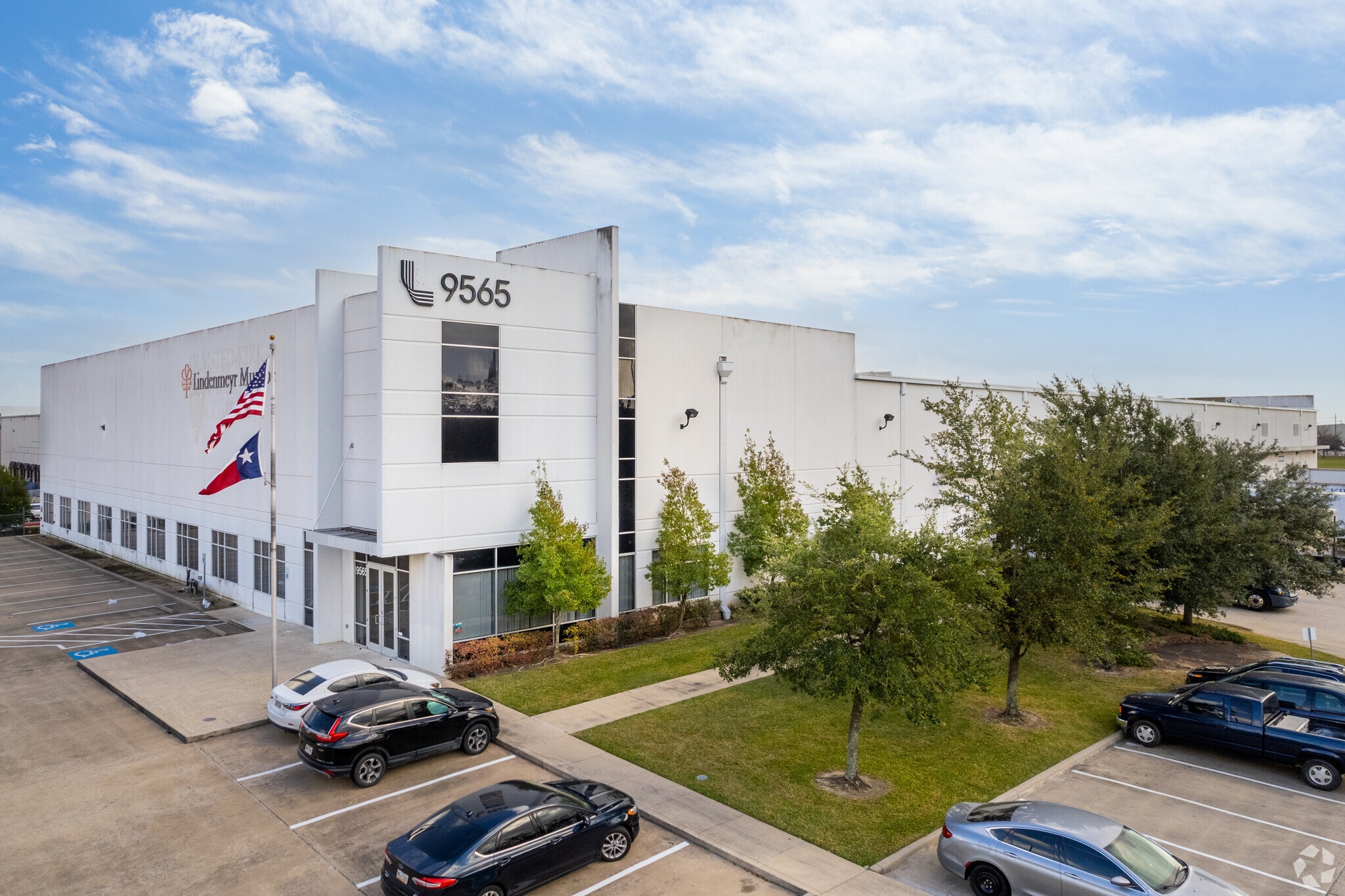 9565 W Wingfoot Rd, Houston, TX for lease Primary Photo- Image 1 of 7