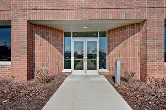 39675 MacKenzie Dr, Novi, MI à louer Photo du bâtiment- Image 1 de 7