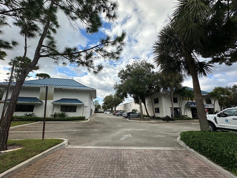 1330 & 1350  W Indiantown Rd portefeuille de 2 propriétés à vendre sur LoopNet.ca - Photo du bâtiment - Image 2 de 3