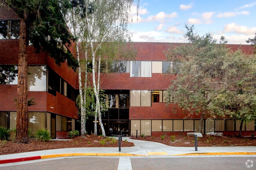 39899 Balentine Dr, Newark, CA à louer - Photo du bâtiment - Image 3 de 8