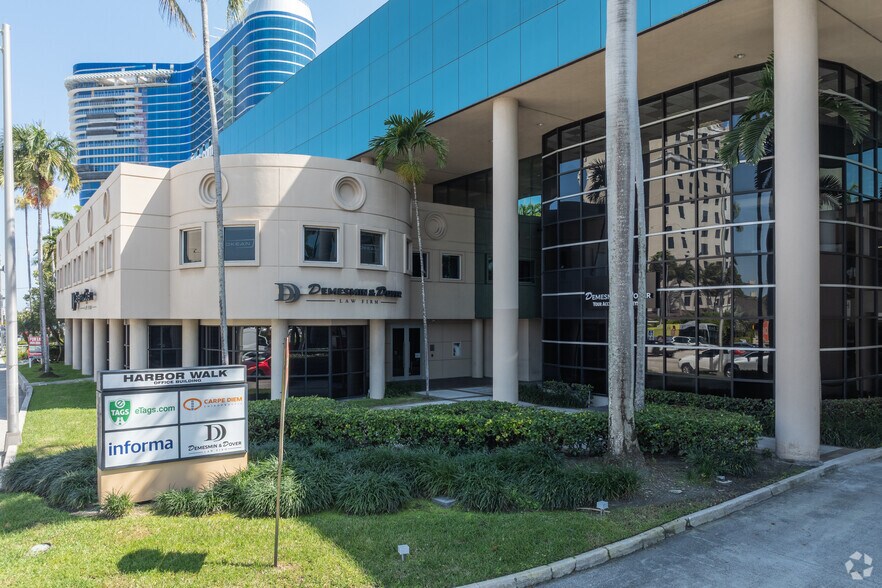 1650 SE 17th St, Fort Lauderdale, FL à louer - Photo du bâtiment - Image 3 de 14