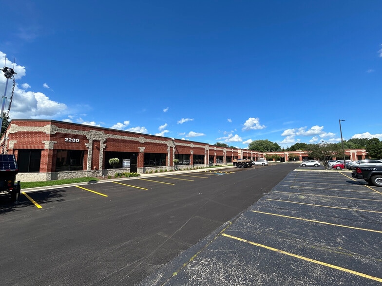 2230 Point Blvd, Elgin, IL for lease - Building Photo - Image 3 of 20