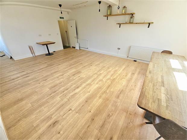 125 Leigh Rd, Leigh On Sea for lease Interior Photo- Image 1 of 4