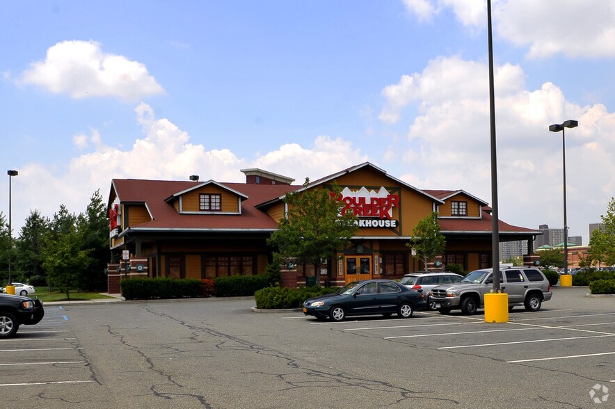 355 Gateway Dr, Brooklyn, NY à louer - Photo du bâtiment - Image 2 de 5