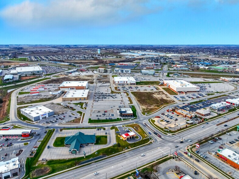 4515 Westdale Pkwy SW, Cedar Rapids, IA à vendre - Aérien - Image 2 de 7