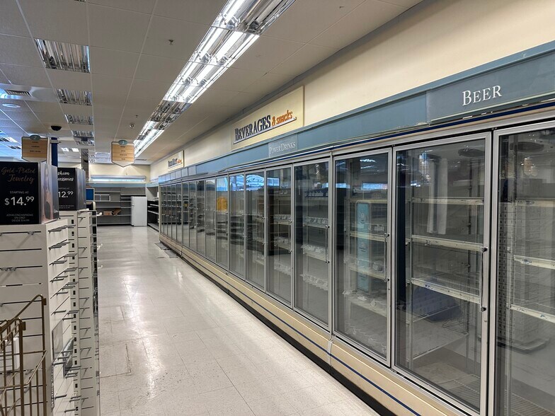 803 Montauk Hwy, Shirley, NY à louer - Photo du bâtiment - Image 3 de 15