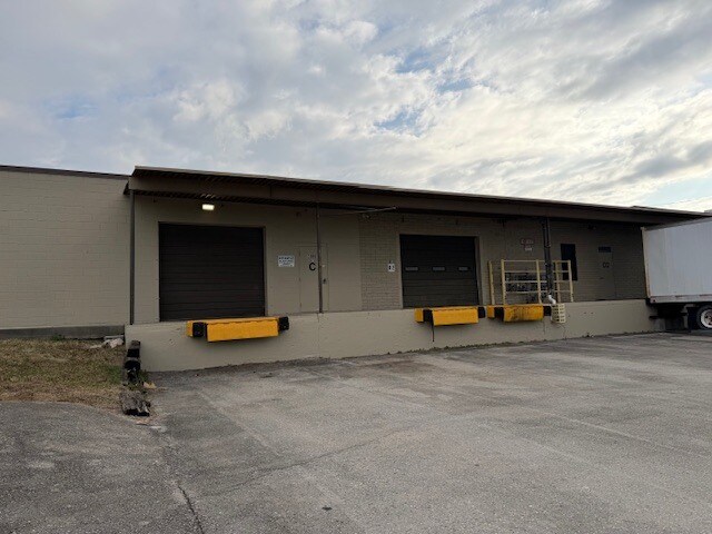3008 Industrial Pky W, Knoxville, TN à louer - Photo du bâtiment - Image 3 de 4
