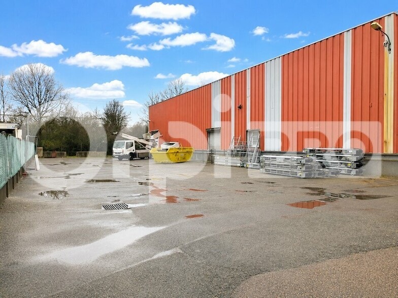 Flex in Coignieres for lease - Building Photo - Image 2 of 4