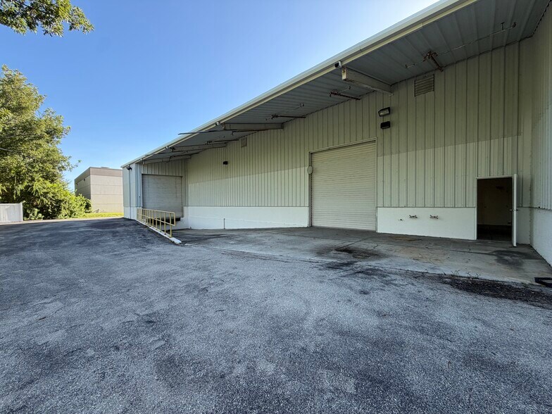 12180 Metro Pky, Fort Myers, FL à louer - Photo du bâtiment - Image 3 de 8
