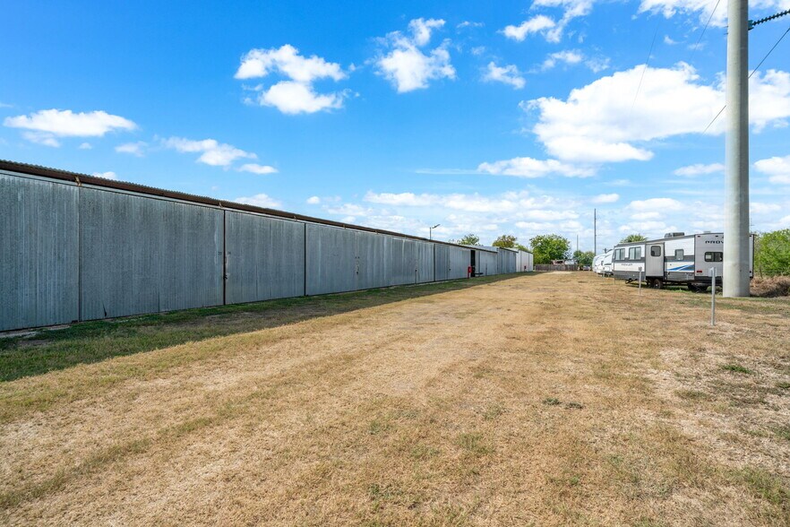 8826 Fm 725, Mcqueeney, TX à vendre - Photo du bâtiment - Image 2 de 6
