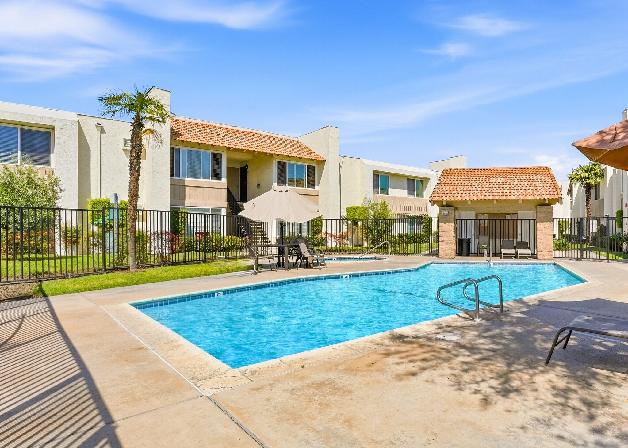 1251 N Placentia Ave, Anaheim, CA à vendre Photo principale- Image 1 de 13