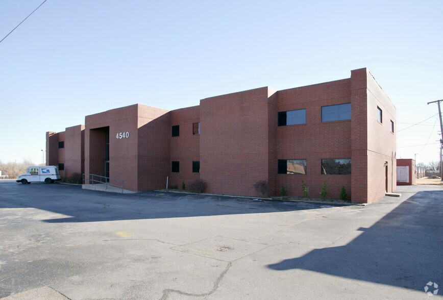 4540 NW 10th St, Oklahoma City, OK à louer - Photo du bâtiment - Image 2 de 17