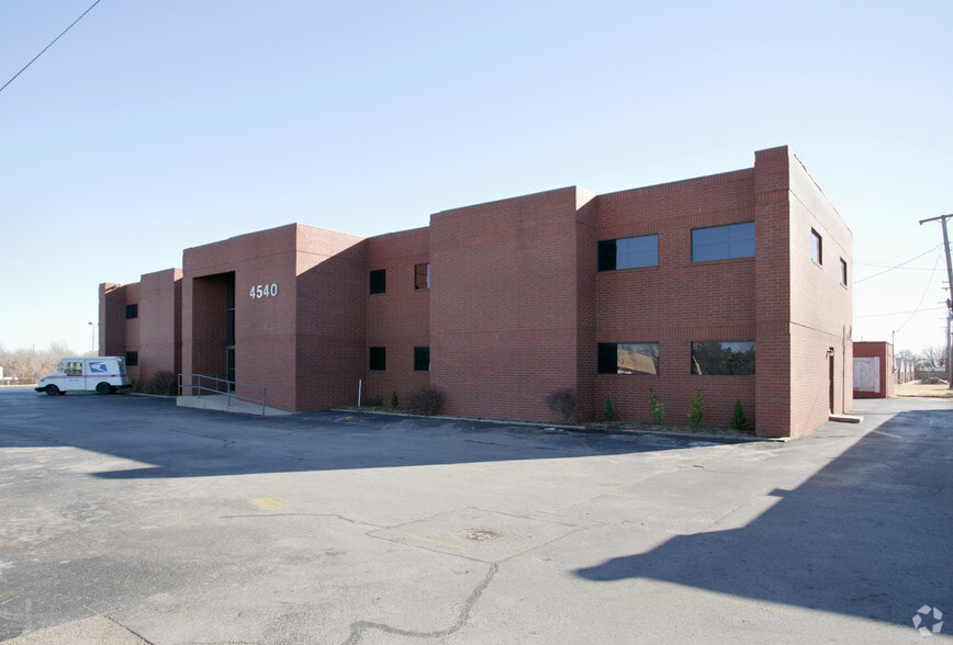 4540 NW 10th St, Oklahoma City, OK à louer - Photo du bâtiment - Image 2 de 17