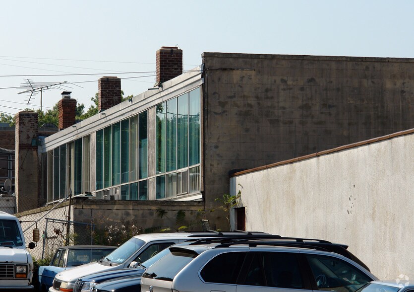 12-18 W Carver St, Huntington, NY à louer - Photo du bâtiment - Image 2 de 8