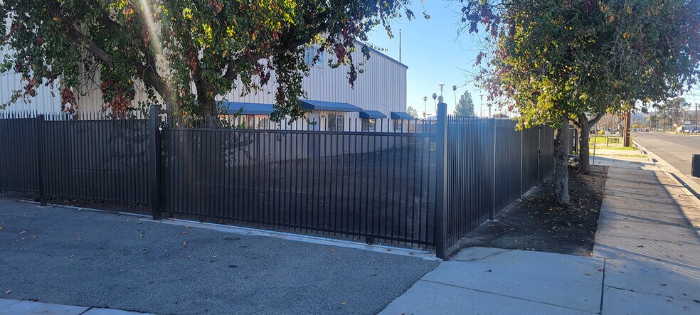 445 E Menlo Ave, Hemet, CA à vendre - Photo du bâtiment - Image 3 de 21