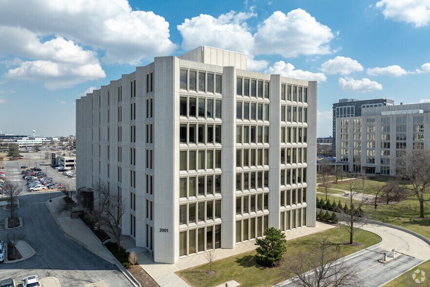 2001 Spring Rd, Oak Brook, IL à louer - Photo du bâtiment - Image 2 de 5