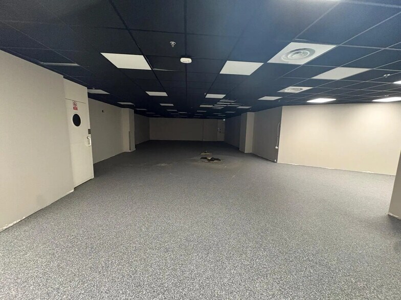 Retail in Paris for lease - Interior Photo - Image 2 of 6