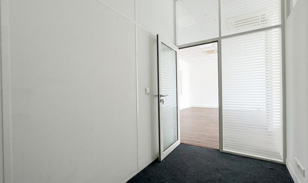 27 Rue De Lisbonne, Paris à louer - Photo du bâtiment - Image 3 de 6
