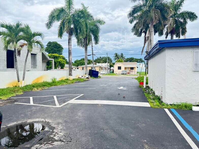 3305 NW 32nd Ave, Miami, FL à louer - Photo du bâtiment - Image 3 de 5