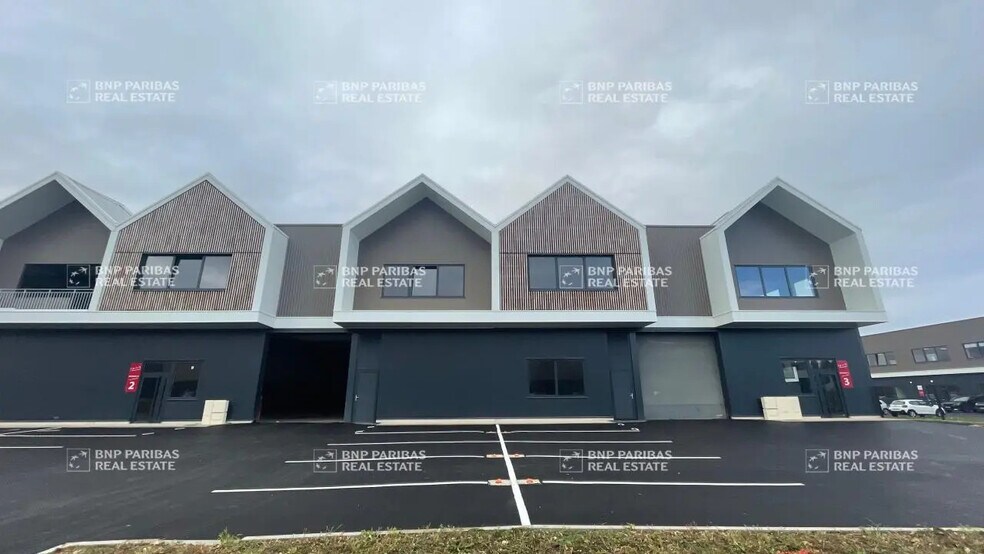 Local d'activités dans Flins-sur-Seine à vendre - Photo du bâtiment - Image 3 de 8