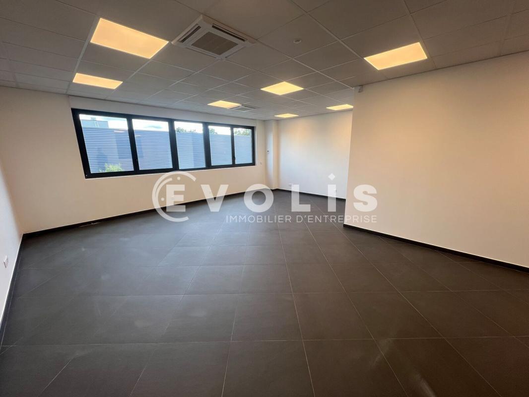 Office in Saint-Pierre-du-Perray for lease Interior Photo- Image 1 of 6