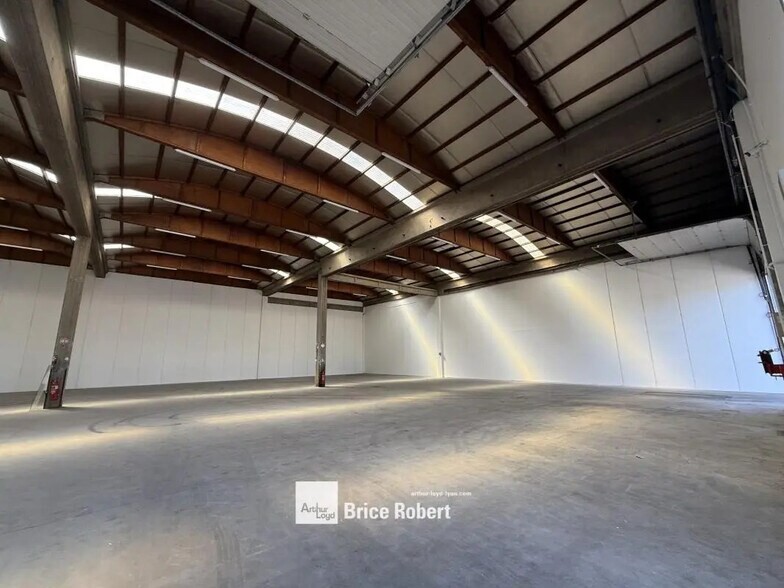 Bureau dans Saint-Priest à louer - Photo du bâtiment - Image 2 de 6