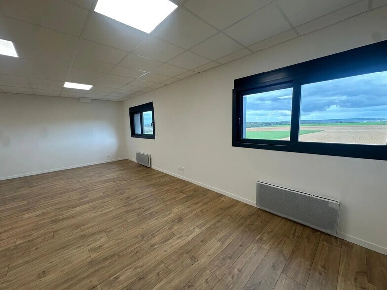 Flex in Hérouville-en-Vexin for lease - Interior Photo - Image 3 of 12