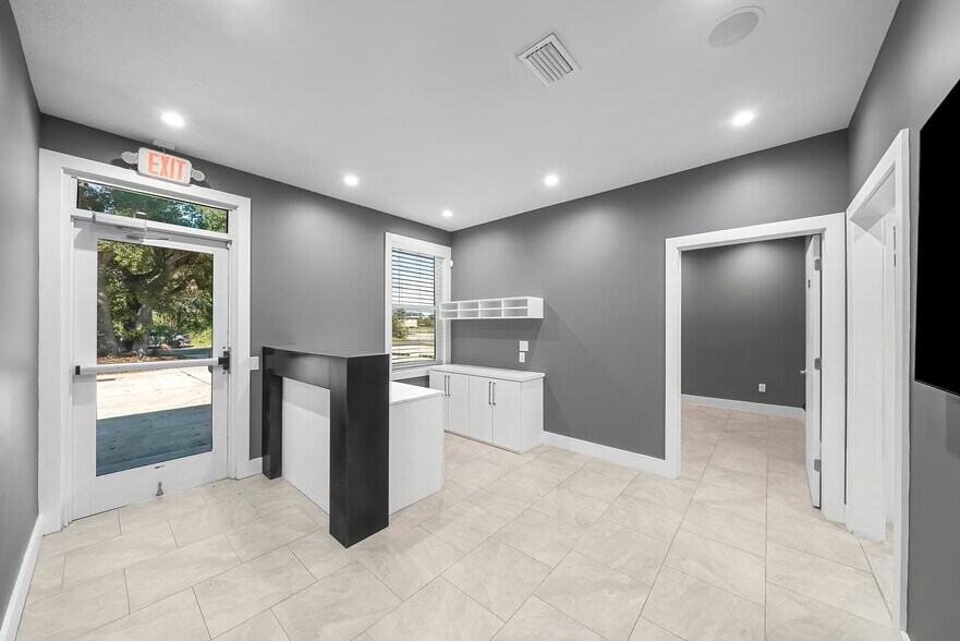 Panama City Office + Income Portfolio portfolio of 1 properties for sale on LoopNet.ca - Building Photo - Image 3 of 31