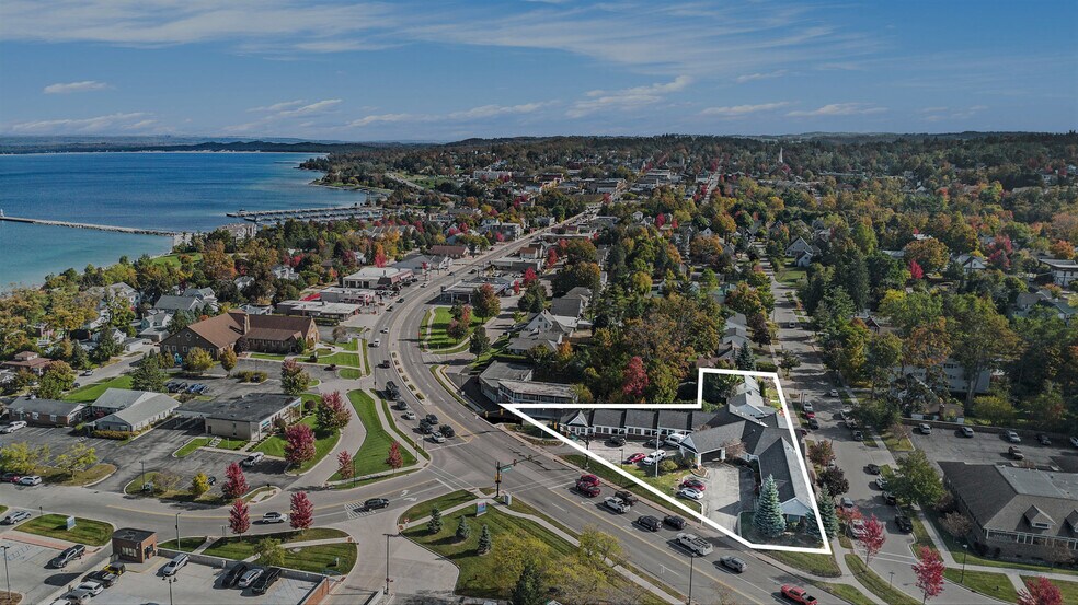 525 W Mitchell St, Petoskey, MI à vendre - Photo du bâtiment - Image 1 de 21