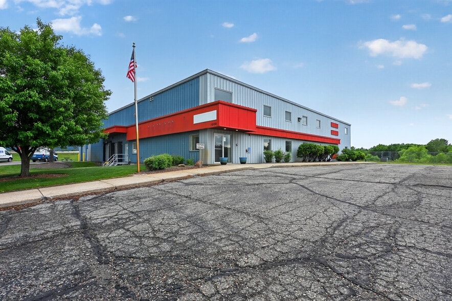 1202 Sunridge Dr, Saint Cloud, MN for sale - Building Photo - Image 1 of 16
