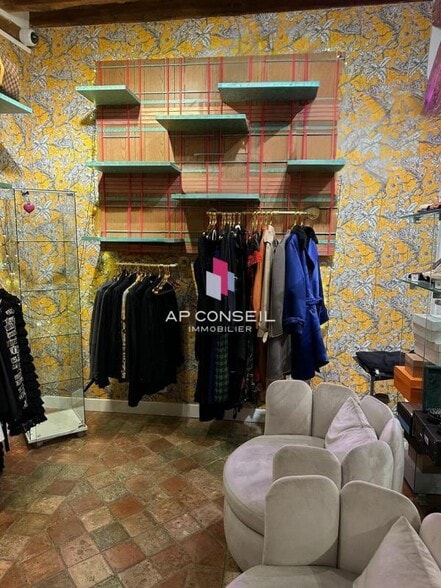 Retail in Versailles for lease - Interior Photo - Image 2 of 10