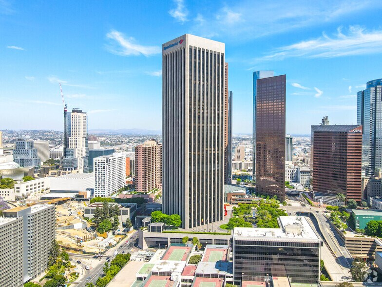 333 S Hope St, Los Angeles, CA à louer - Photo du bâtiment - Image 1 de 11