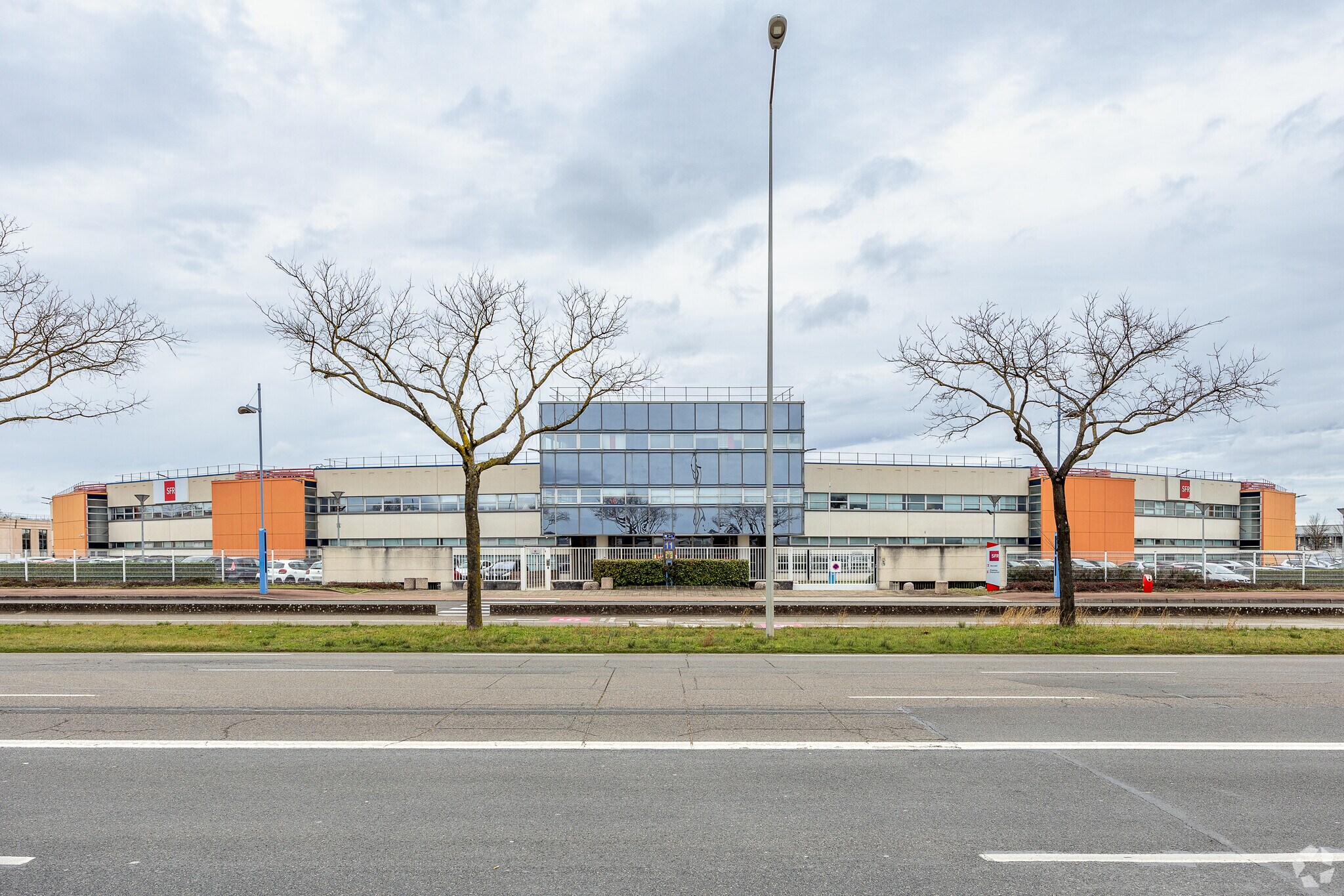 11 Allee Des Droits De L'Homme, Bron for sale Primary Photo- Image 1 of 4