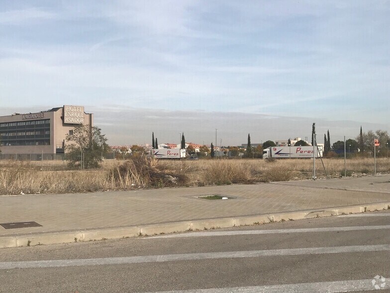 Calle de Berzosa de Lozoya, 18, Madrid, Madrid for sale - Building Photo - Image 2 of 4