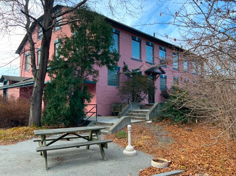 28 Spring Tree Rd, Brattleboro, VT à vendre - Photo du bâtiment - Image 3 de 11