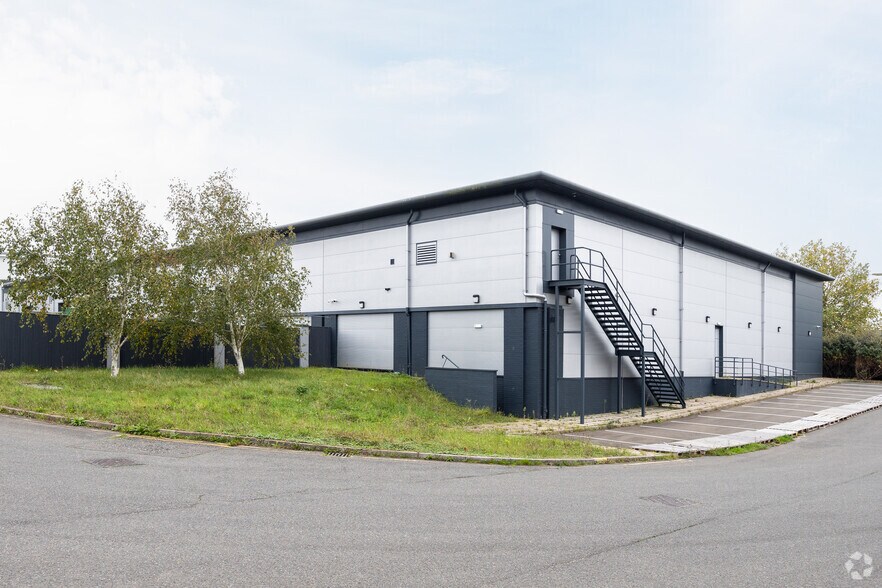 Endeavour Dr, Basildon for lease - Building Photo - Image 2 of 2