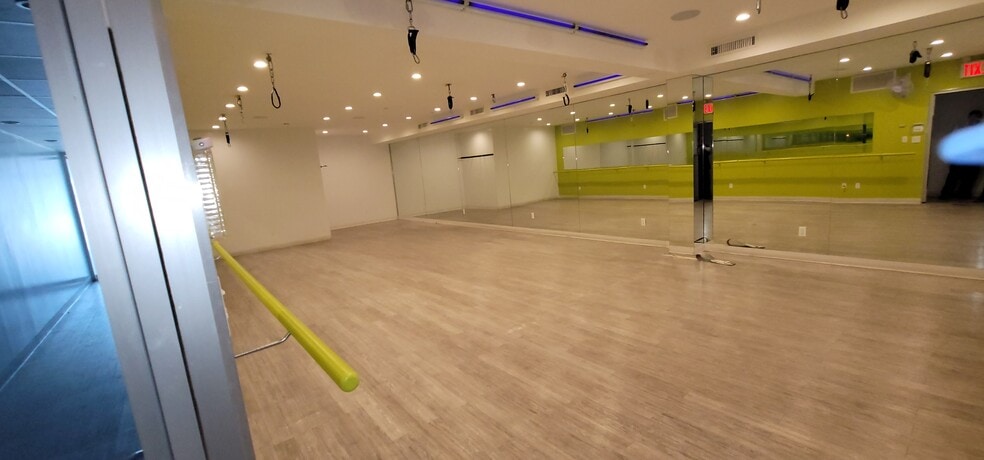 8015 164th St, Jamaica, NY for lease - Interior Photo - Image 2 of 2