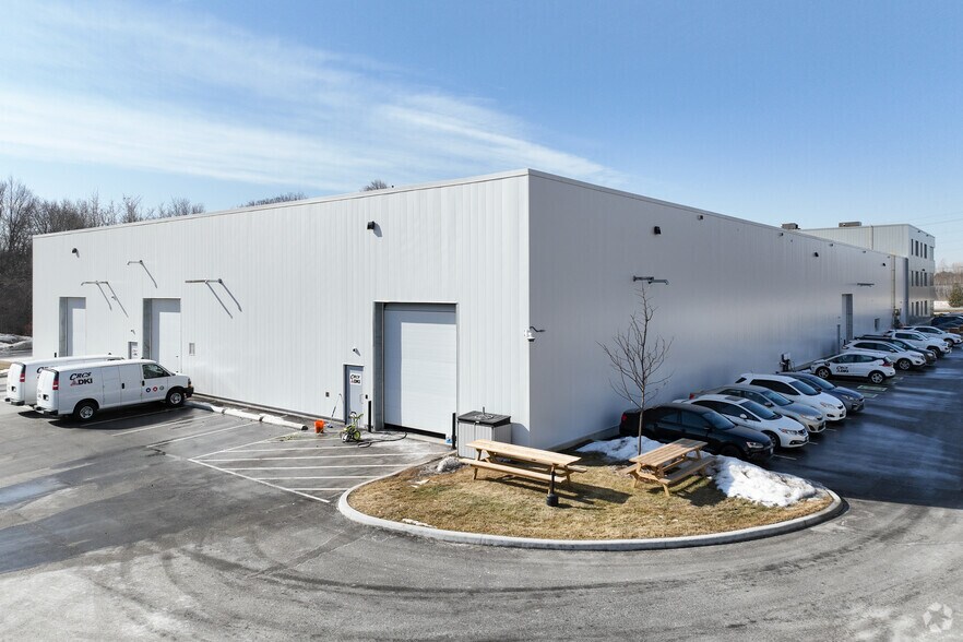 1707 Thornton Rd N, Oshawa, ON à louer - Photo du bâtiment - Image 3 de 3