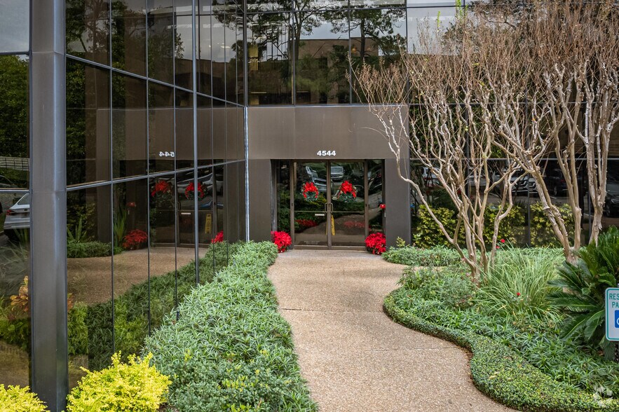 4544 Post Oak Pl, Houston, TX à louer - Photo du bâtiment - Image 3 de 11