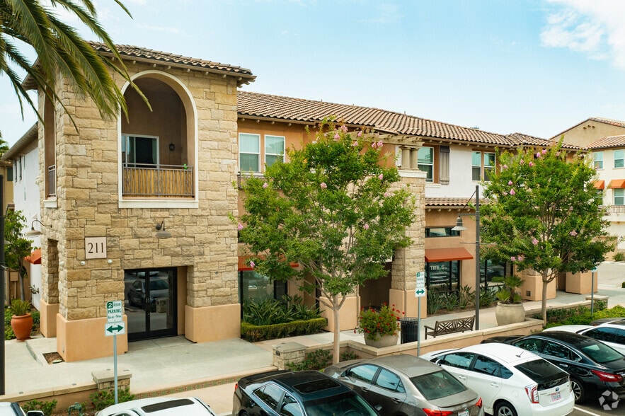211 Village Commons Blvd, Camarillo, CA for lease - Building Photo - Image 3 of 12