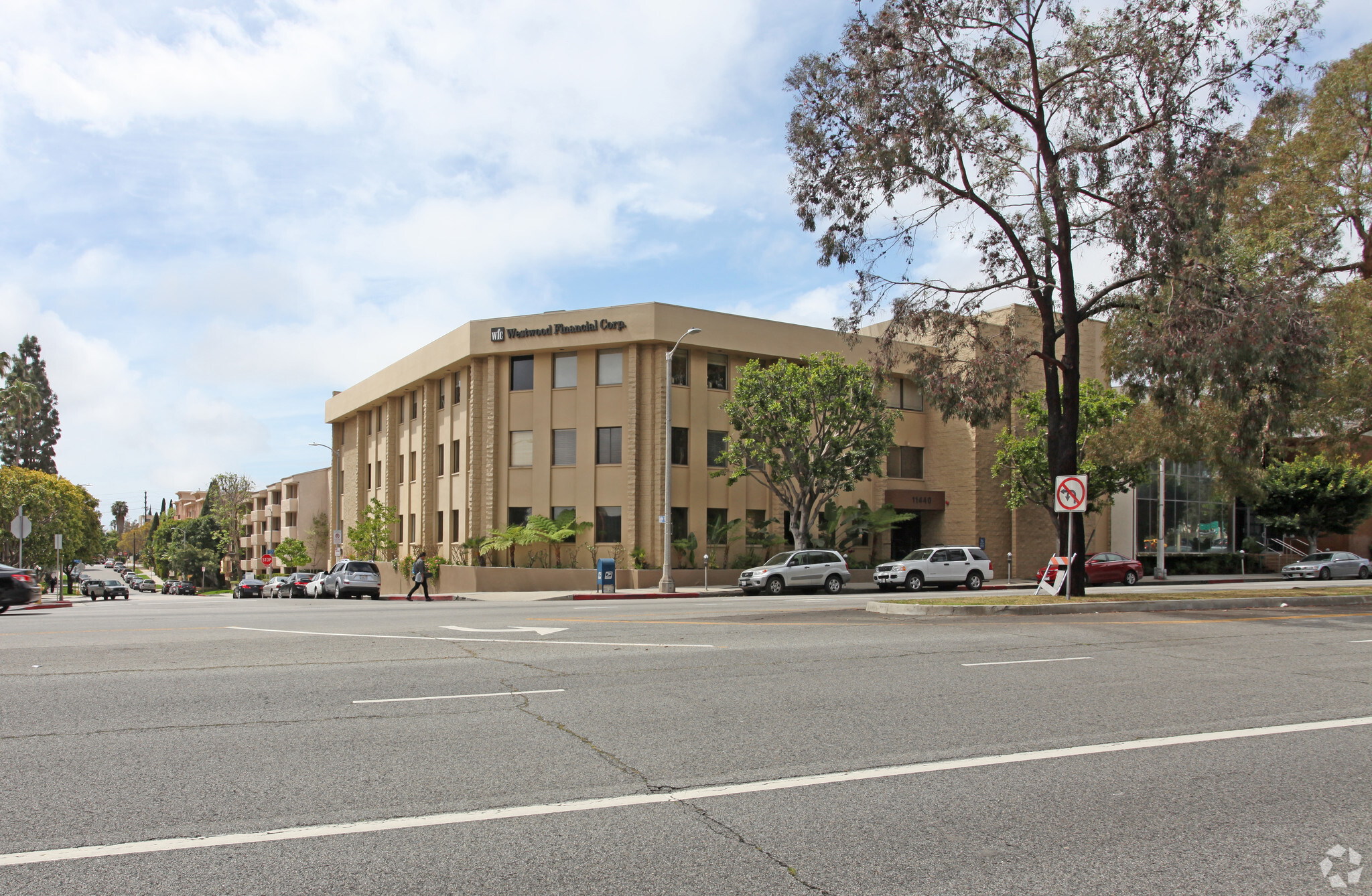 11440 San Vicente Blvd, Los Angeles, CA for lease Primary Photo- Image 1 of 8