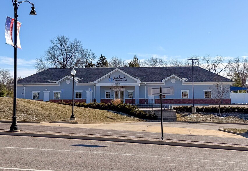 16058 Manchester Rd, Ellisville, MO à louer - Photo du bâtiment - Image 2 de 10