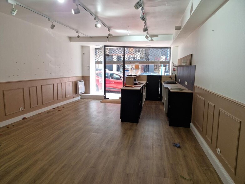 Retail in Limoges for lease - Interior Photo - Image 3 of 5