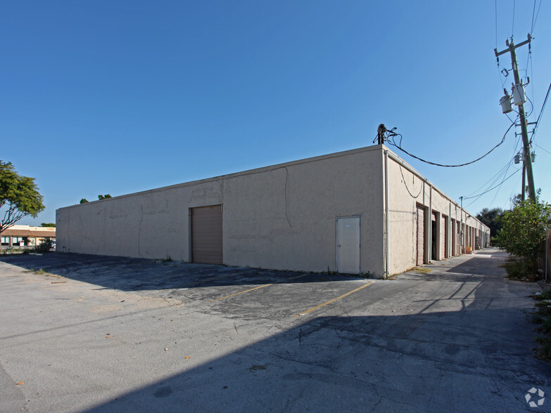 216 NE 33rd St, Oakland Park, FL for lease - Building Photo - Image 3 of 13