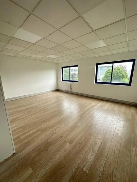 6-8 Rue De La Closerie, Lisses for lease - Interior Photo - Image 1 of 17