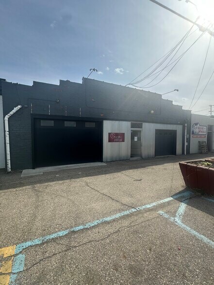 810 W Main St, Owosso, MI à louer - Photo du bâtiment - Image 2 de 9