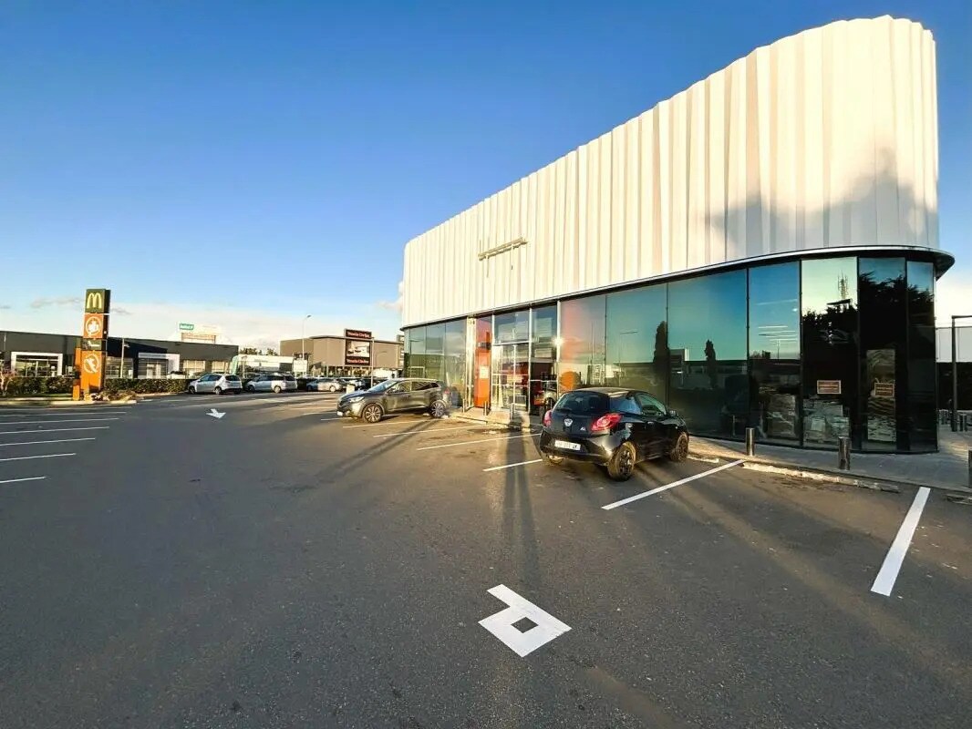 Retail in Sainte-Geneviève-des-Bois for lease Building Photo- Image 1 of 10