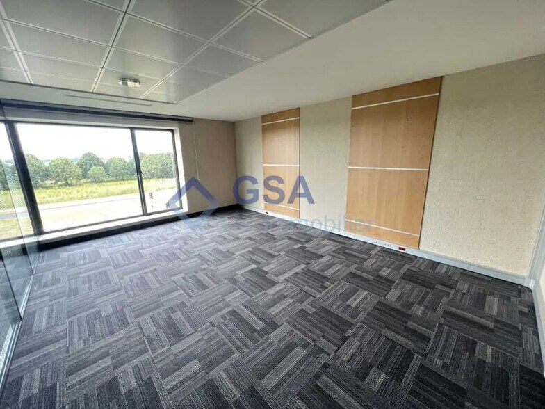 Bureau dans Lieusaint à louer - Photo du bâtiment - Image 1 de 4